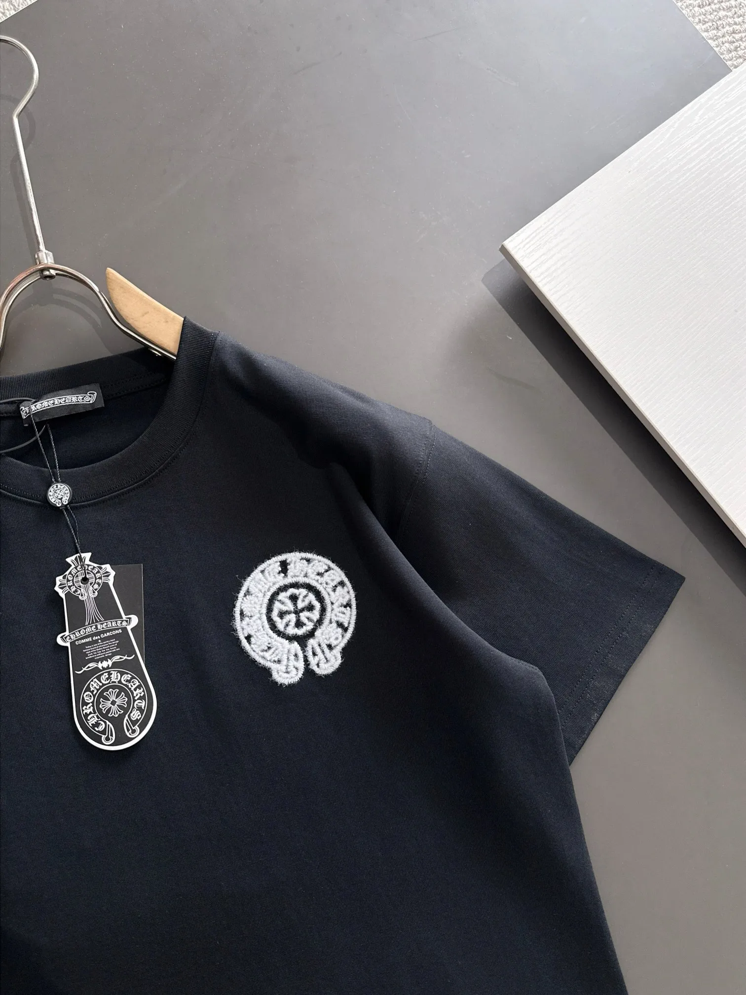 P220 Chrome Hearts* (market exclusive quality) hot style 2꯭0꯭2꯭6 new spring and autumn short sleeves ❤ Original ⌚️ high version Chrome Hearts The fabric is made of 380g high-density pure cotton custom fabric. It does not deform or shrink. The three-dimensional drape is amazing. Process introduction: Use wool embroidery technology on the front and back. Color: Black SIZE: S-XXL
